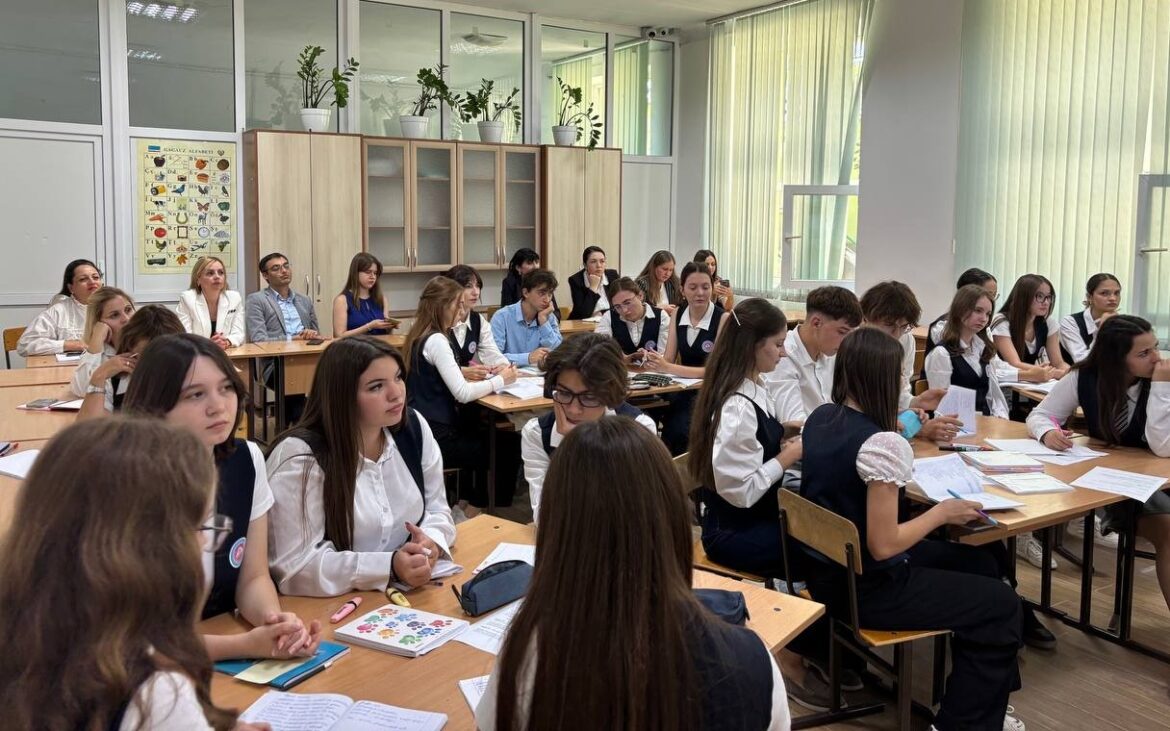 Elevii pot câștiga bursa Rotary de 1.000 de euro dacă aleg să-și continue studiile liceale sau universitare în Moldova