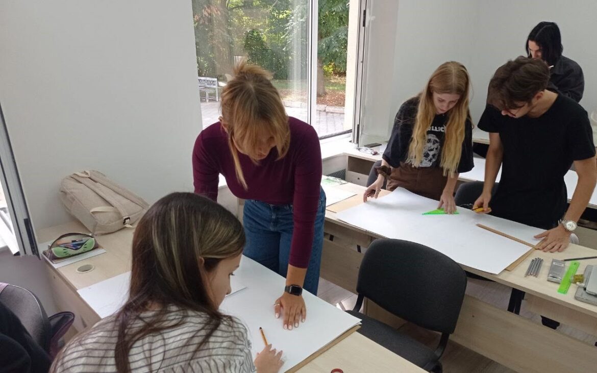 Tinerii pasionați de design se pot înscrie la cursuri de Desen artistic la UTM pentru admitere la arhitectură și design