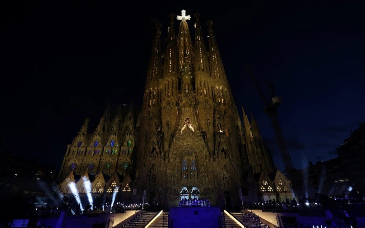 Biserica Sagrada Família din Barcelona a fost oficial inaugurată după 144 de ani de construcții