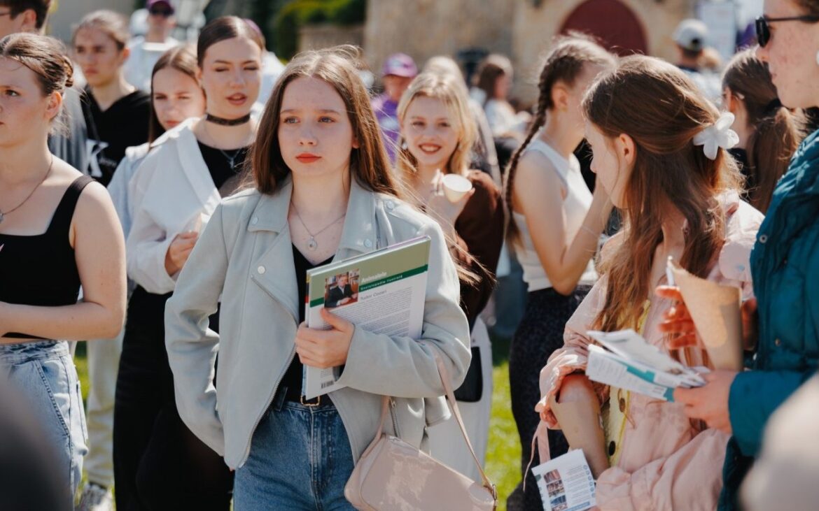 Tinerii din Moldova sunt invitați la un seminar desfășurat la București. Cine se poate înscrie