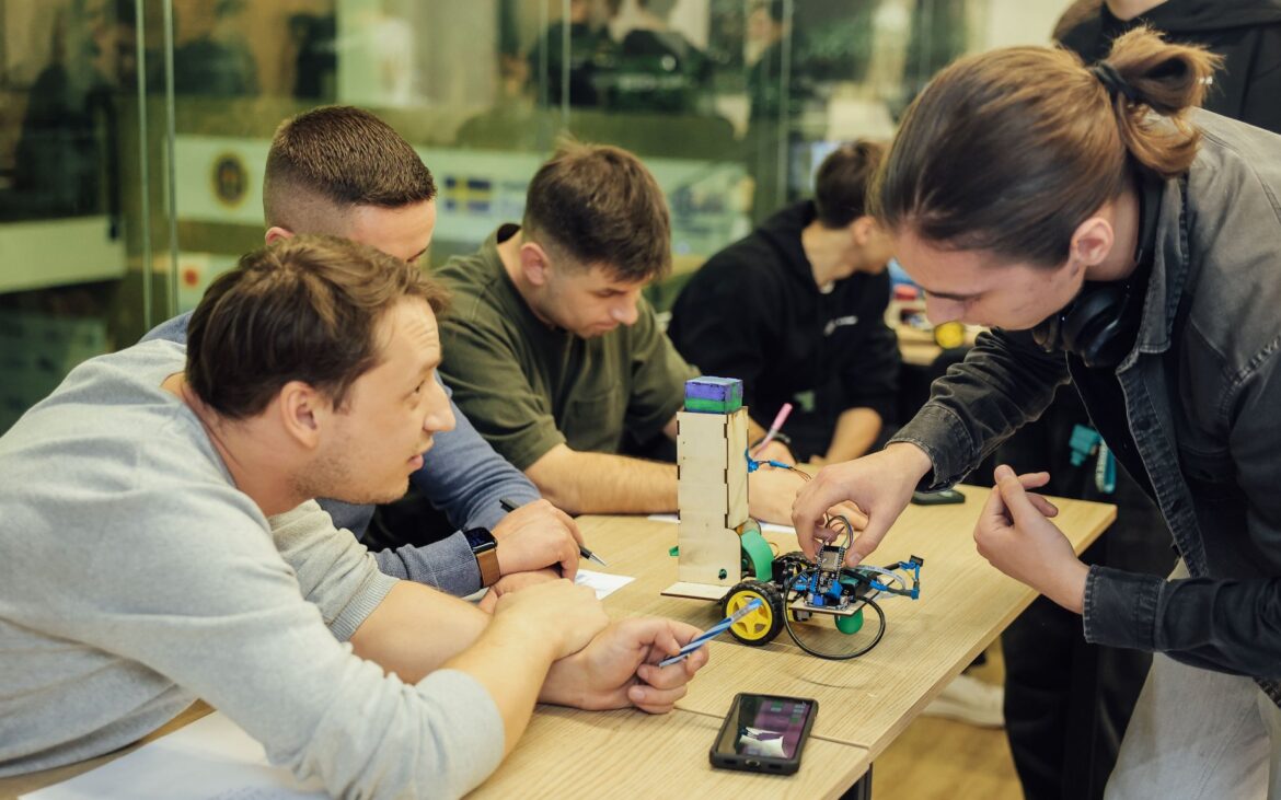 Burse pentru studii în Cipru și Italia. Elevii pasionați de STEM pot urma un program academic cu o calificare recunoscută global