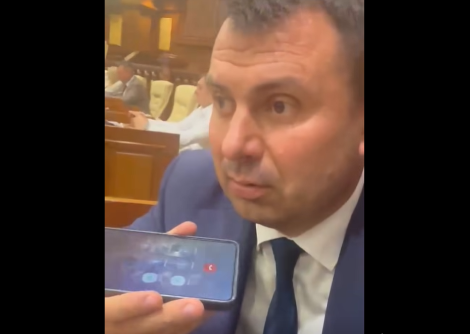 video | Costiuc, sunat de escroci chiar în timpul ședinței plenare a parlamentului. Deputatul a chemat poliția
