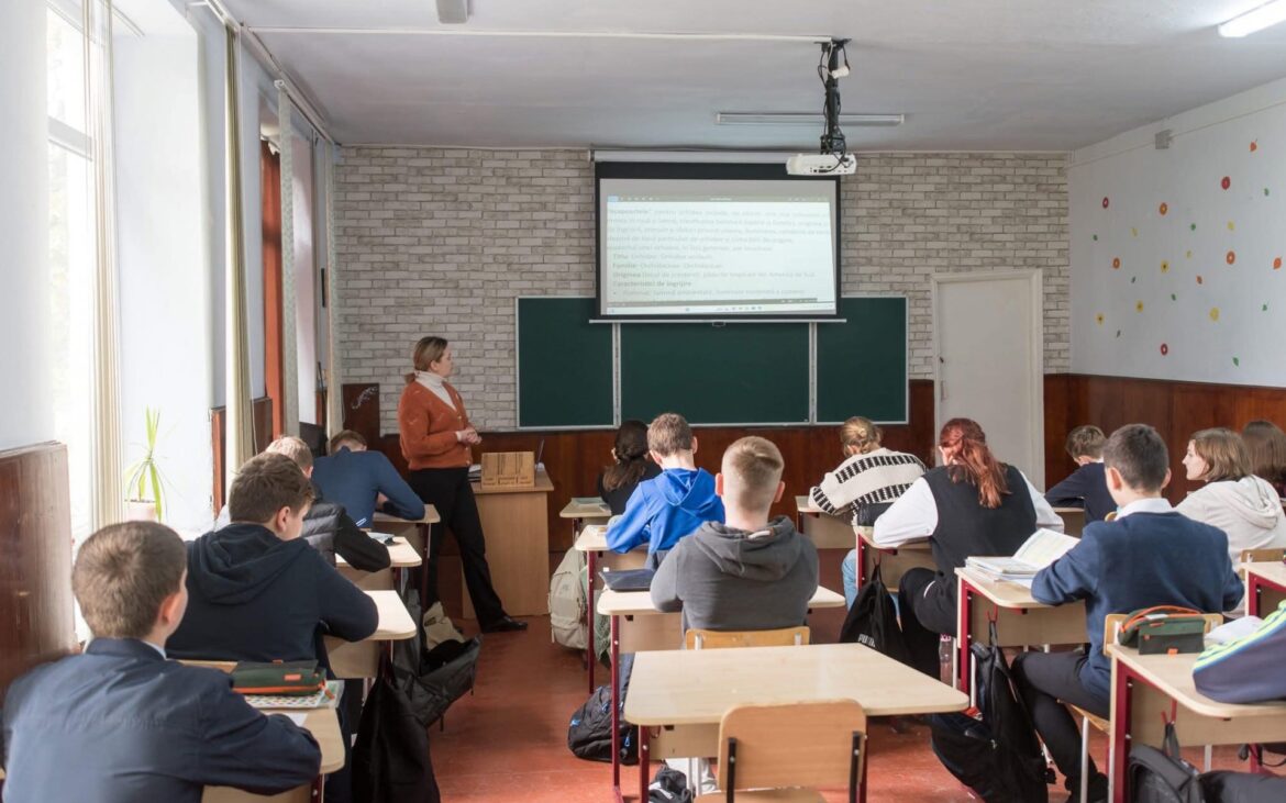 Elevii pot câștiga o bursă în valoare de 18.000 de lei dacă aleg să-și continue studiile în Moldova. Cine sunt tinerii eligibili