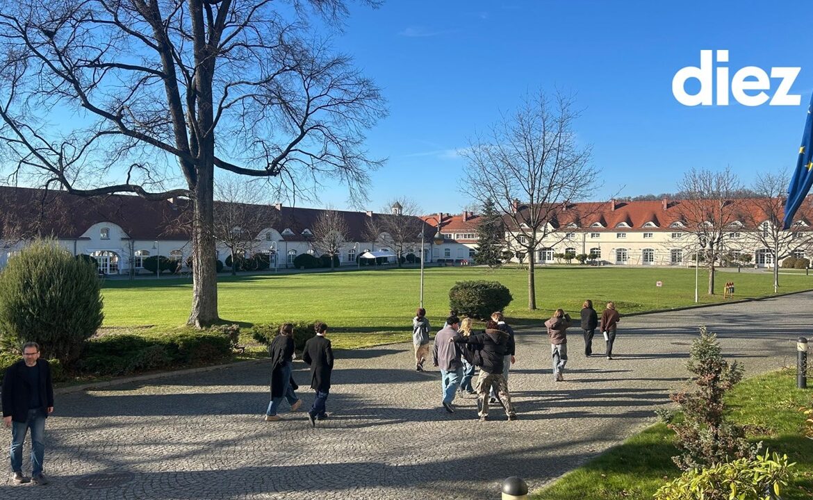 Petrece 10 zile în Polonia, la o vizită de studiu gratuită. Studenții activi sunt încurajați să se înscrie