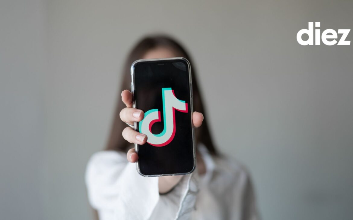 Cum apar trendurile pe TikTok și ce ne face să le urmăm