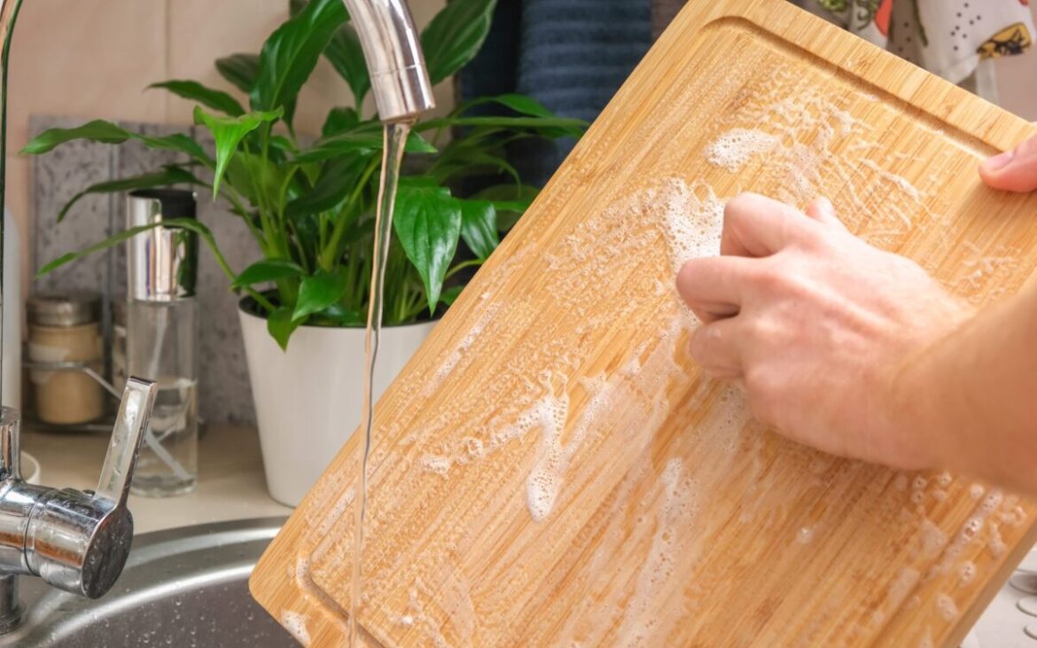 Nu este suficient să speli tocătorul ca pe orice alt vas. Pasul pe care mulți îl ignoră poate favoriza bacteriile