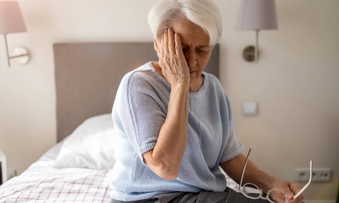 Te trezești în fiecare dimineață cu dureri de cap? De ce apar și care e cea mai periculoasă durere de cap