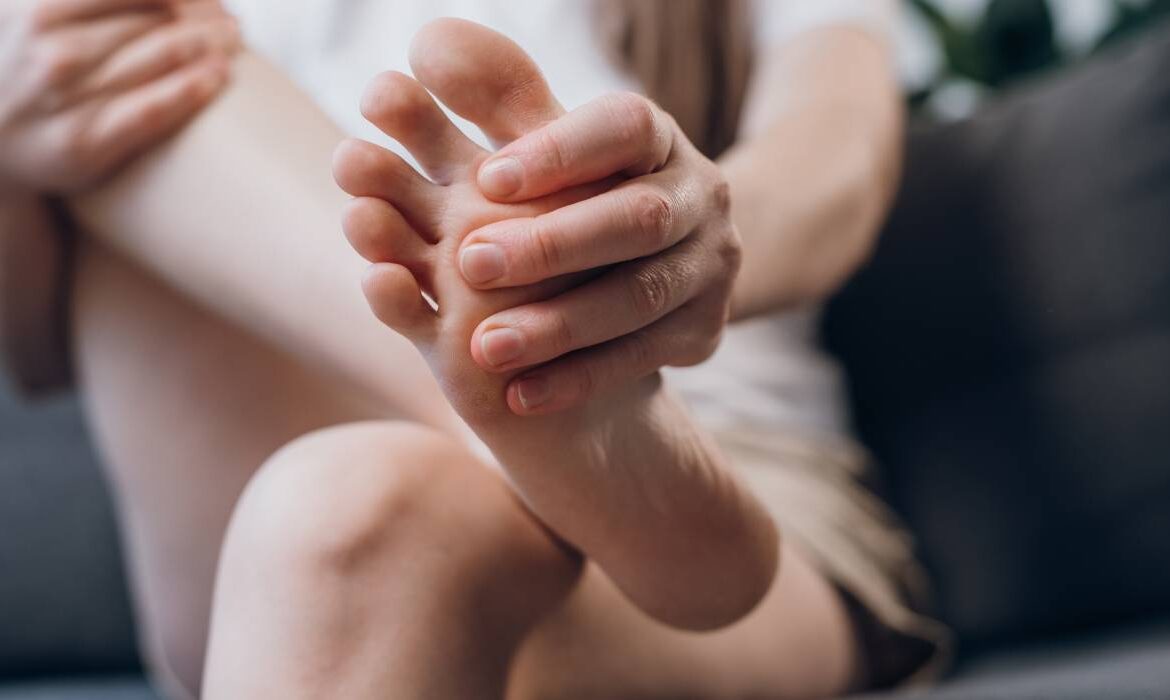 Furnicături și senzații de arsură în mâini sau picioare? Neurologii spun că pot ascunde afecțiuni care nu trebuie ignorate